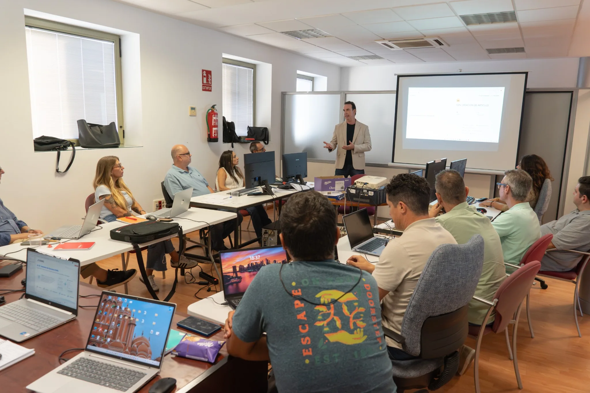 Participantes trabajando en una sesión de inteligencia artificial