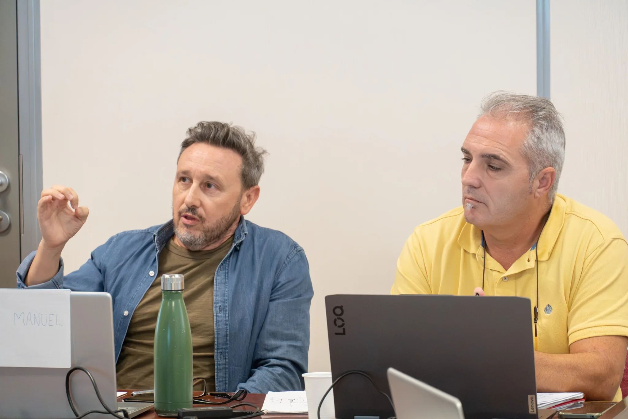 Profesionales utilizando sus portátiles en el programa