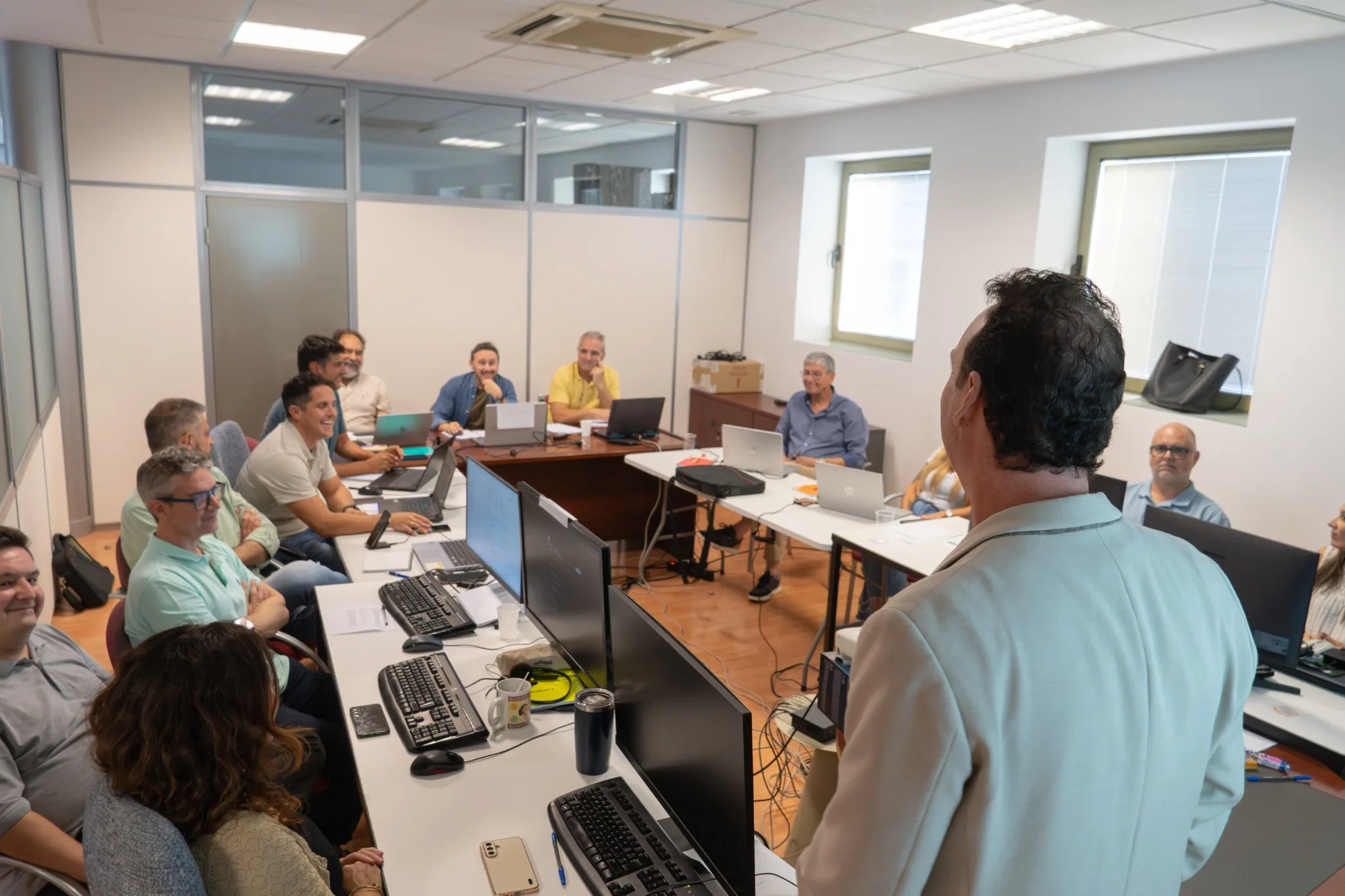 Sesión de capacitación con asistentes de diferentes áreas