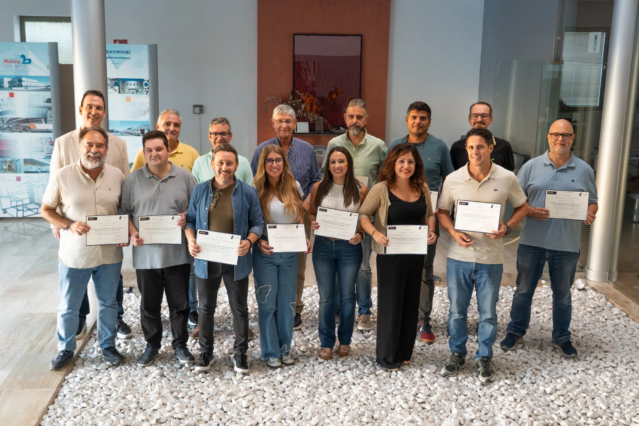 Equipo de SOMG junto a AIVERSO durante la entrega de diplomas de la fase de capacitación en inteligencia artificial